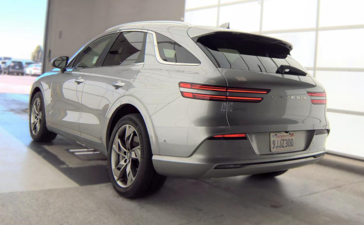 Used 2023 Genesis Electrified GV70 AWD/4WD image 2
