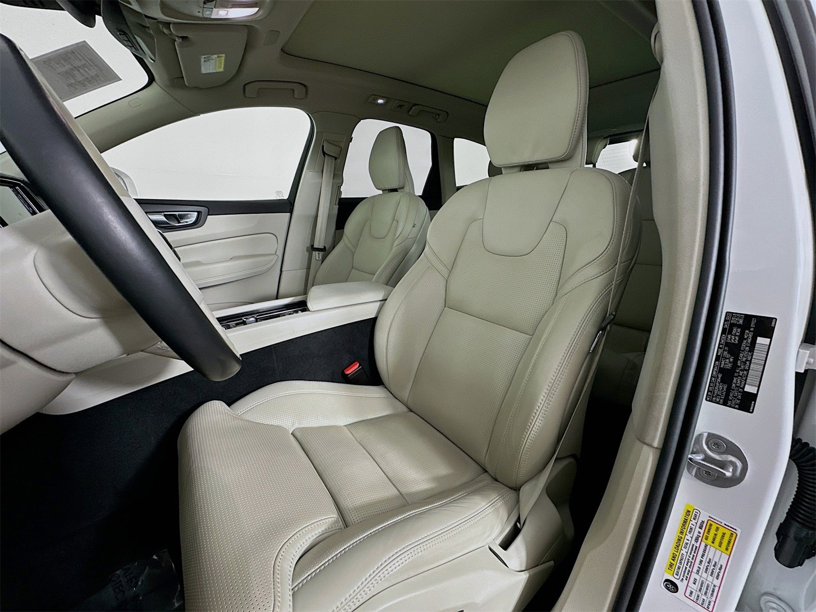 Used 2023 Volvo XC60 B6 Ultimate w/ Protection Package Premier image 21