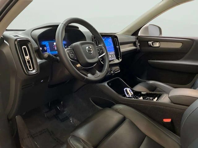 Used 2025 Volvo XC40 B5 Plus AWD/4WD image 19