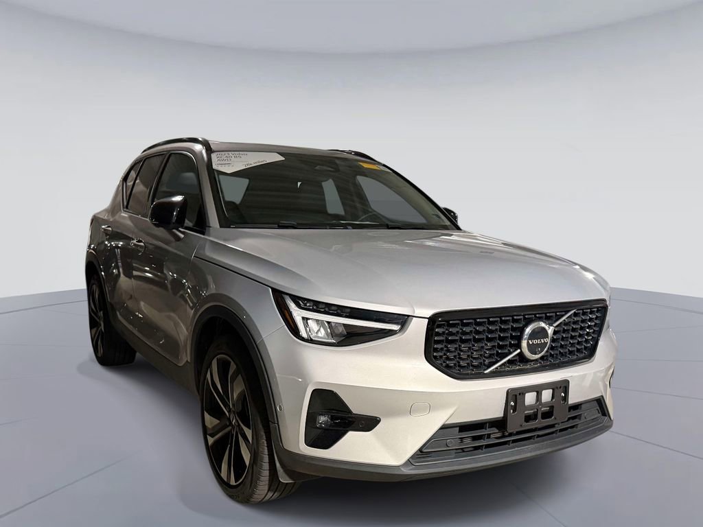 Used 2023 Volvo XC40 B5 Plus w/ Driver Assist Package AWD/4WD image 3
