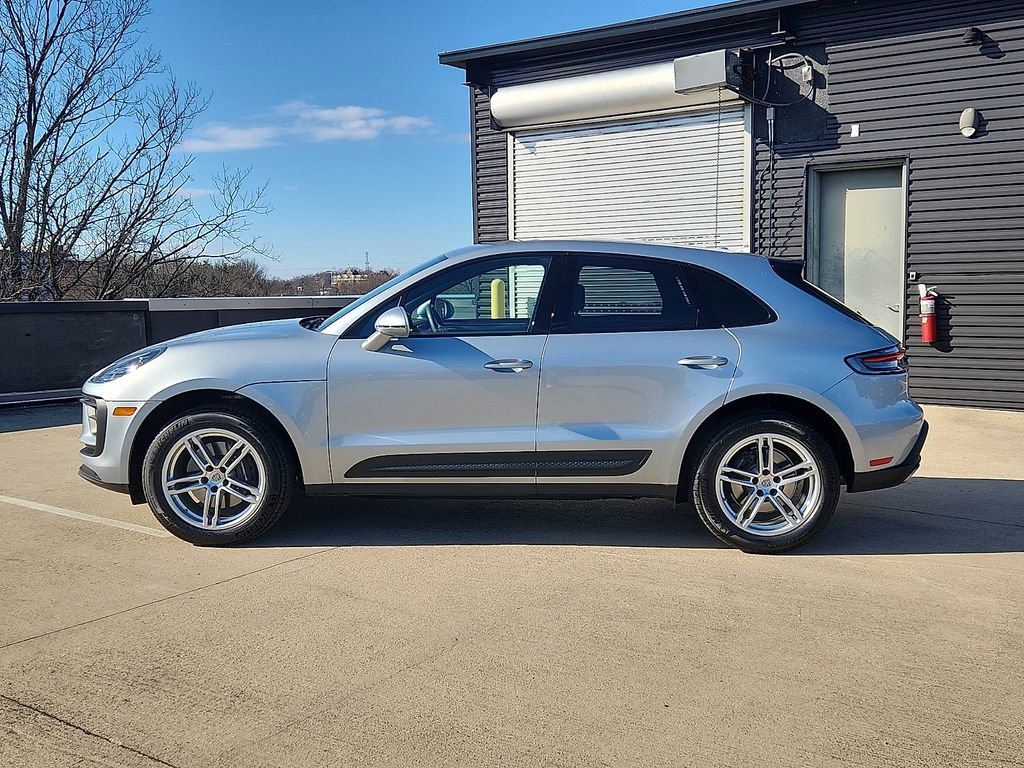 Certified 2025 Porsche Macan image 2