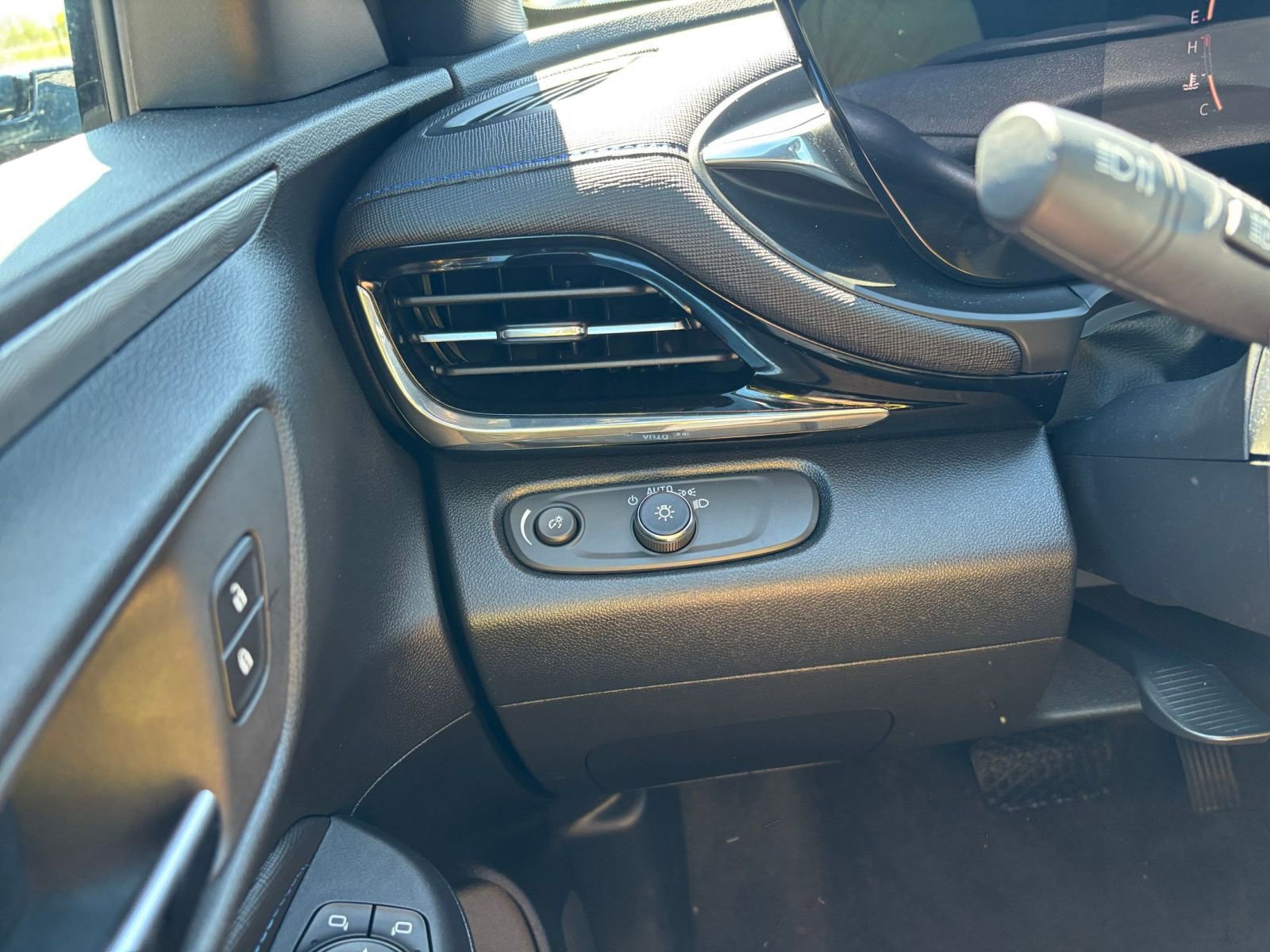 Used 2025 Buick Envista Sport Touring FWD image 33