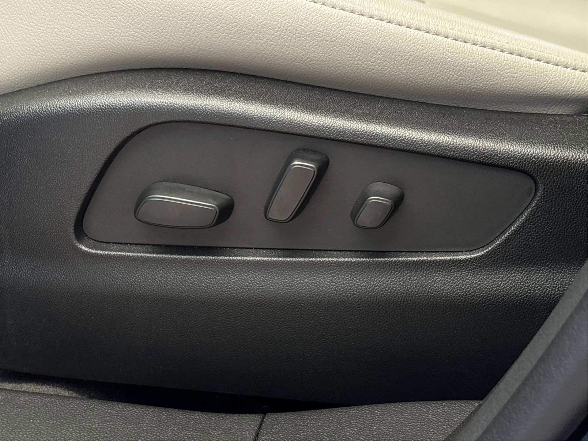 Certified 2023 Cadillac XT4 Luxury w/ Driver Awareness Package image 33