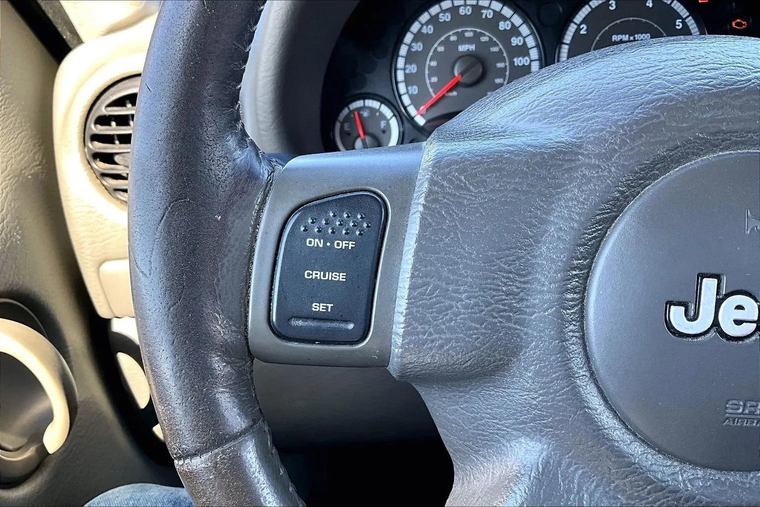 Used 2005 Jeep Liberty Renegade AWD/4WD image 10