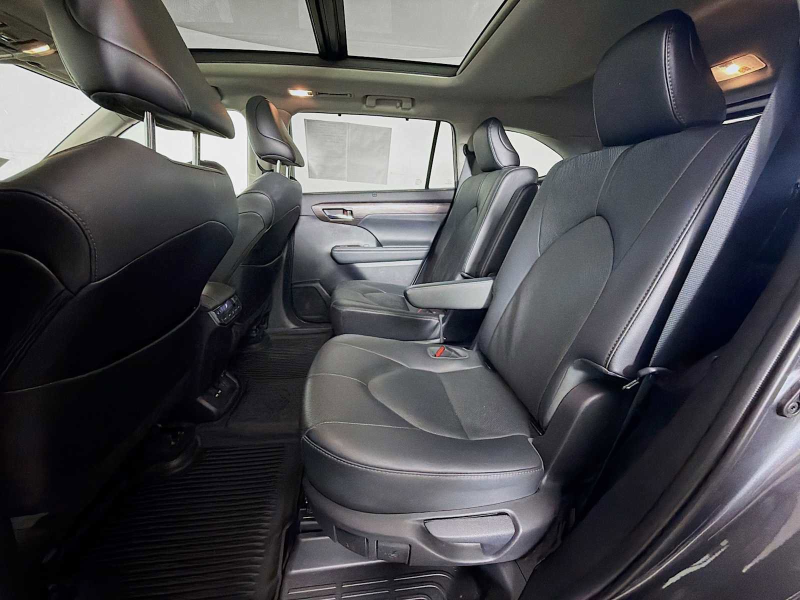 Used 2021 Toyota Highlander Platinum AWD/4WD image 40