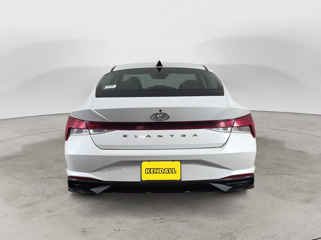 Used 2021 Hyundai Elantra SEL w/ Convenience + Premium Package image 4