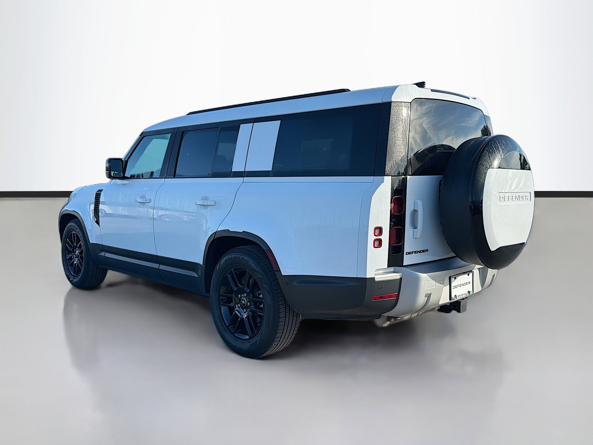 Used 2025 Land Rover Defender 130 S image 3