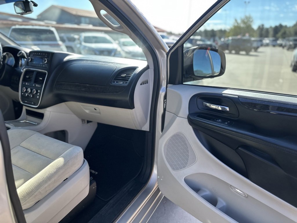 Used 2014 Dodge Grand Caravan SXT w/ UConnect Hands-Free Group image 9
