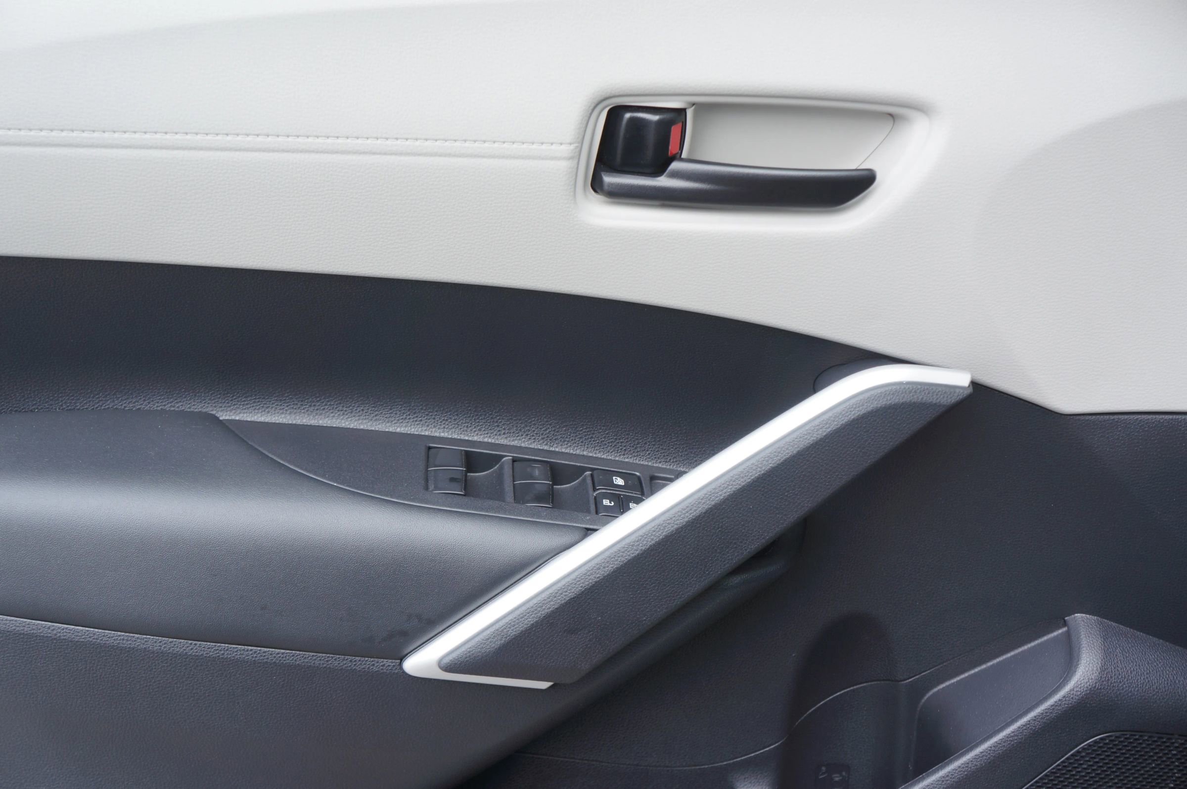 Used 2025 Toyota Corolla Cross LE image 25