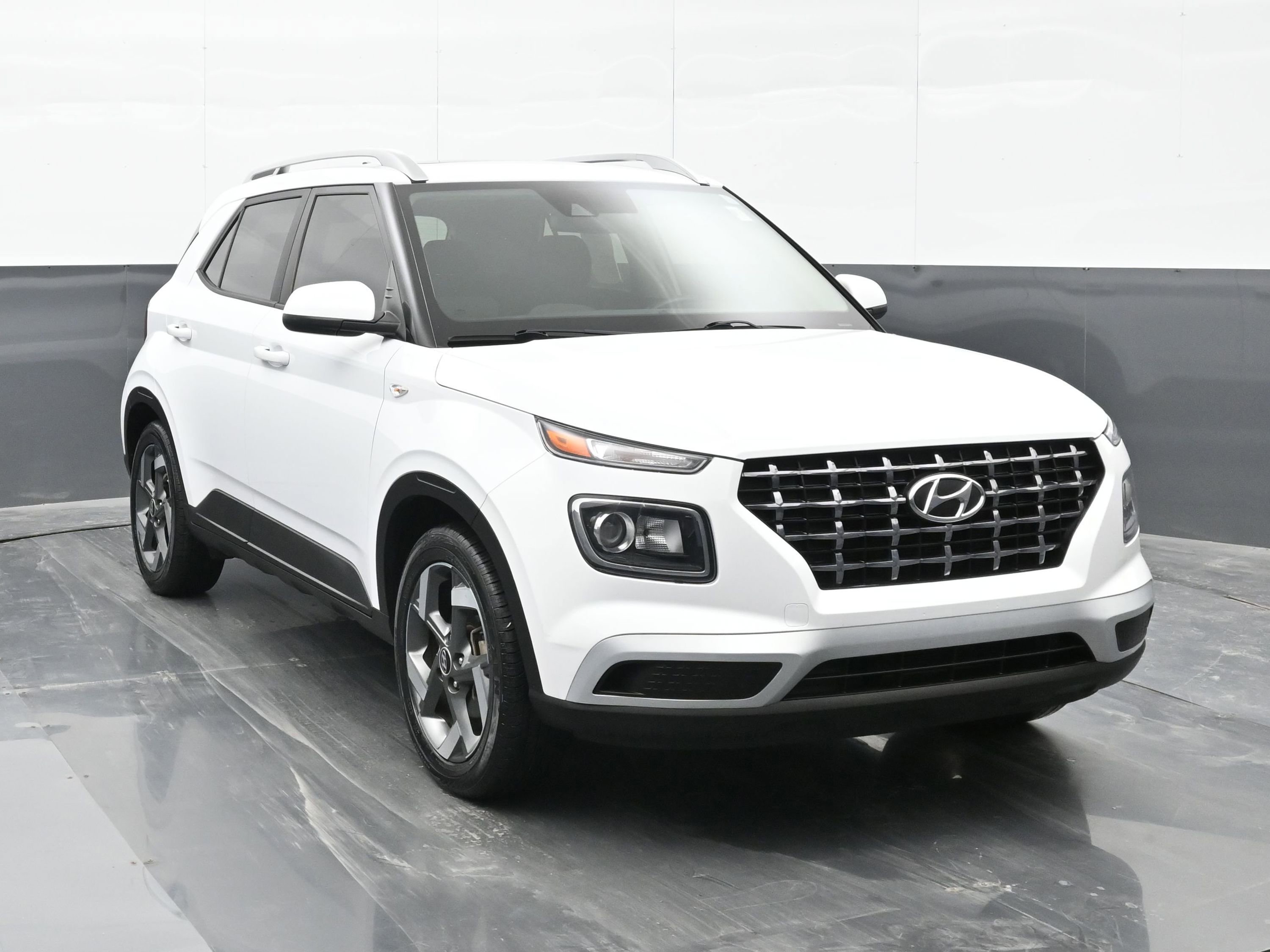 Certified 2022 Hyundai Venue SEL video 2