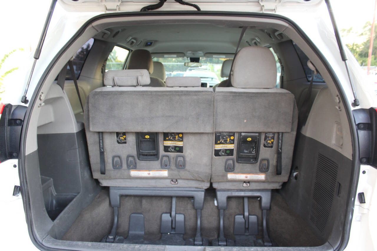 Used 2018 Toyota Sienna L image 13