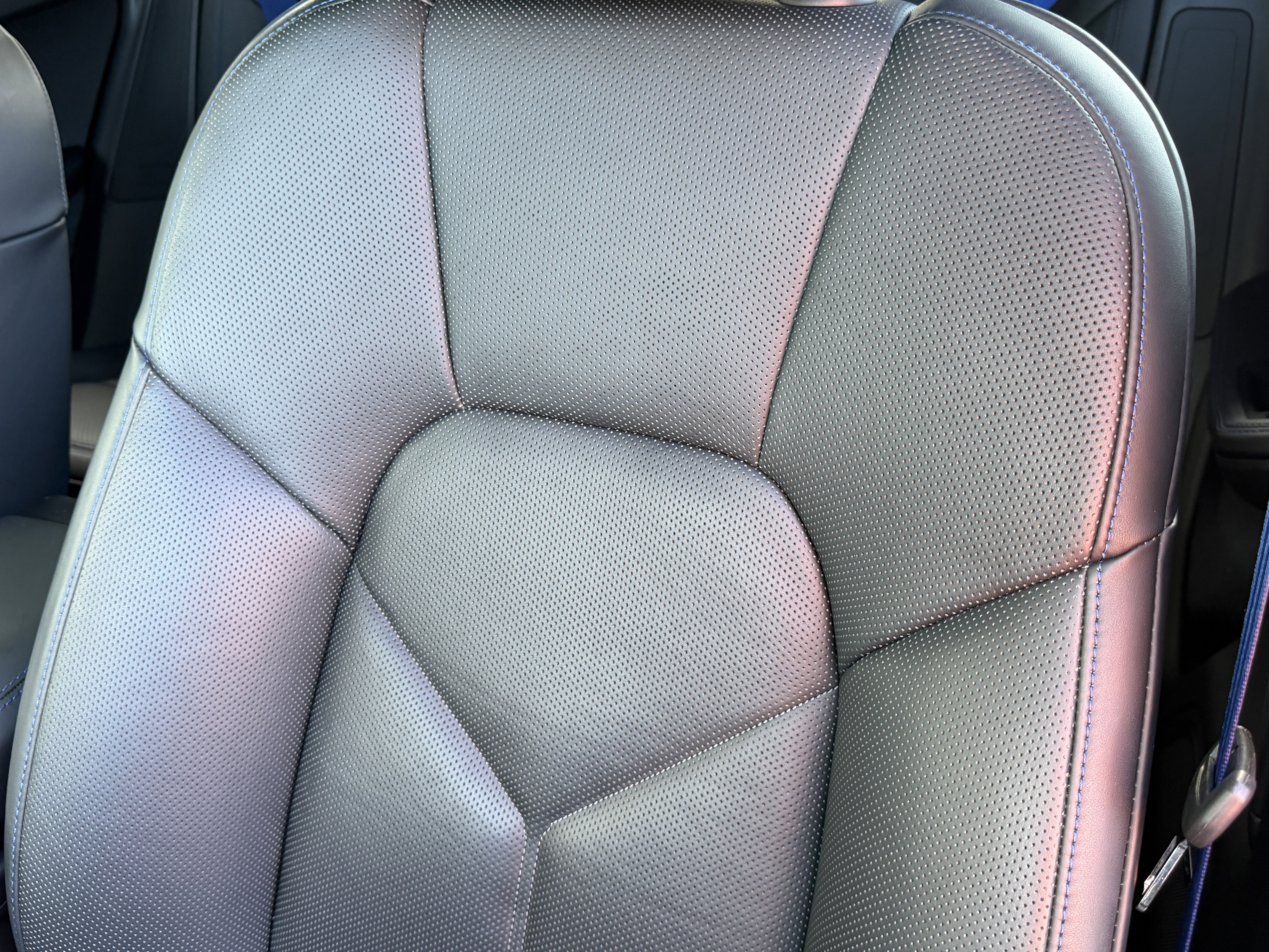 Certified 2025 Porsche Macan Turbo image 5