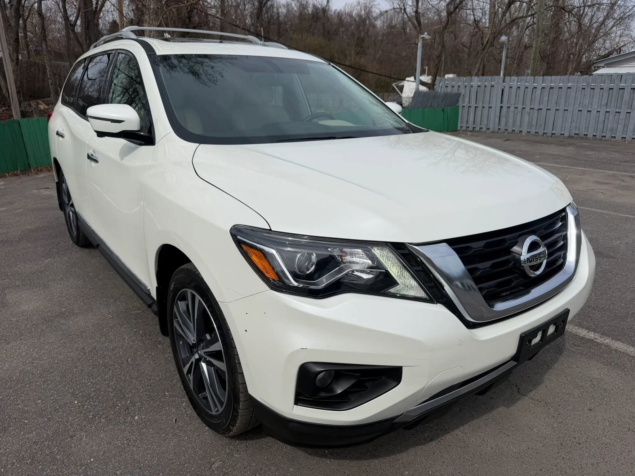 Used 2020 Nissan Pathfinder Platinum image 3