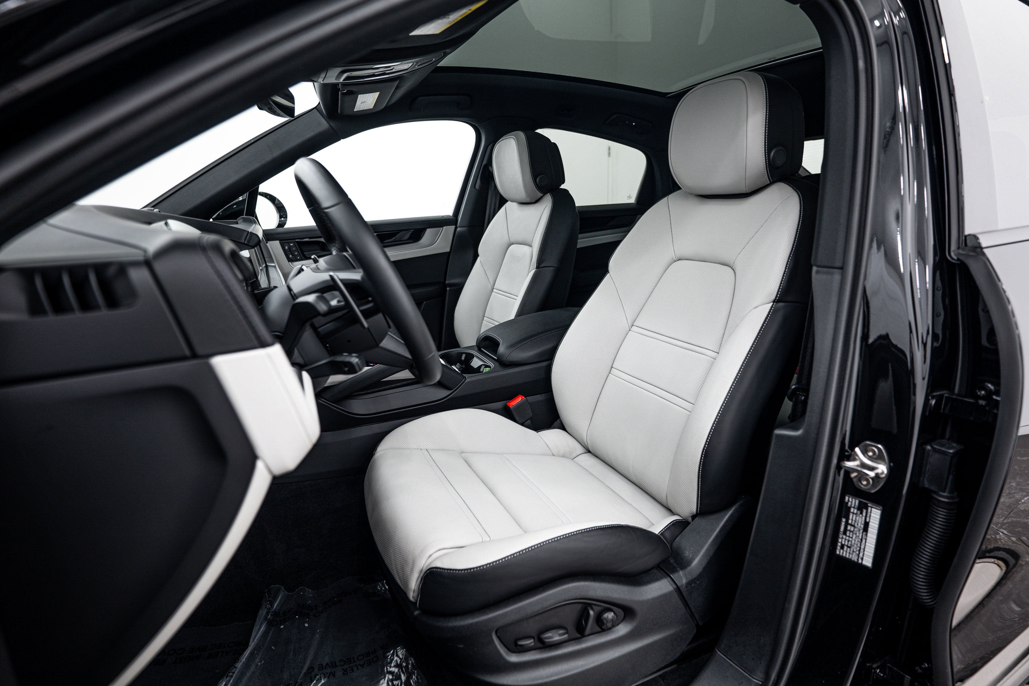 Certified 2025 Porsche Cayenne S image 5