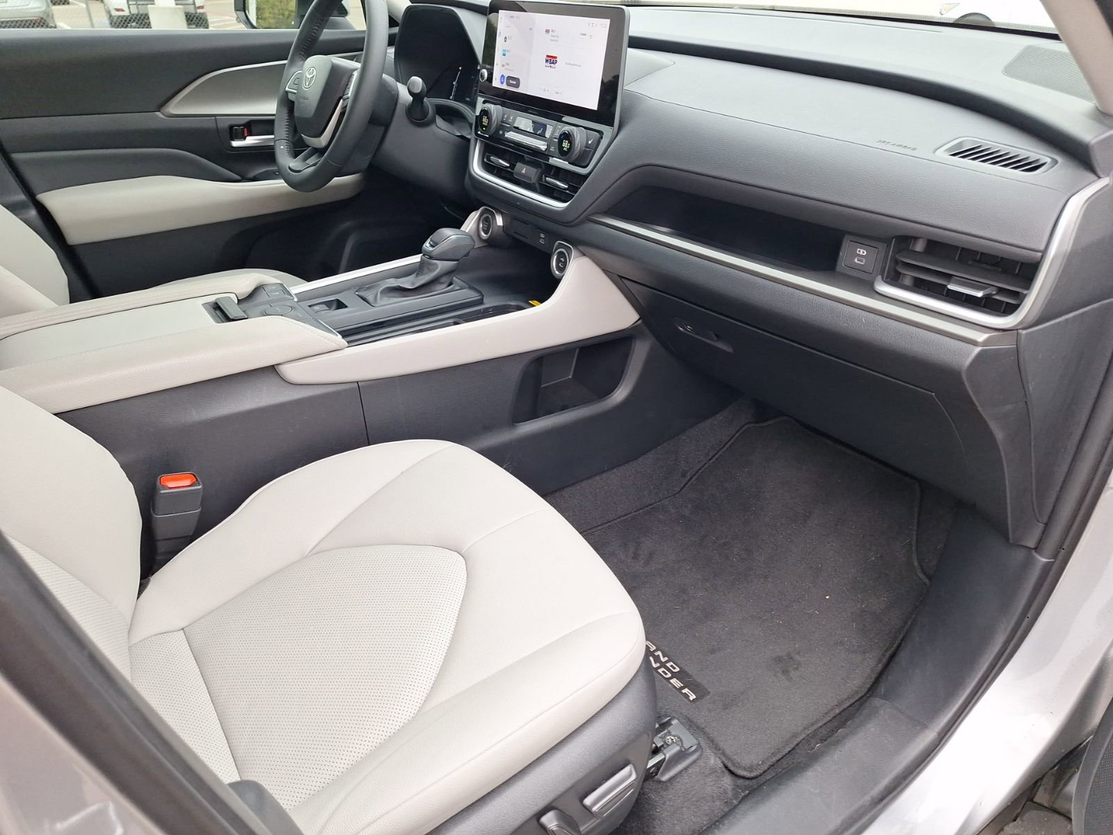 Used 2024 Toyota Grand Highlander XLE image 32