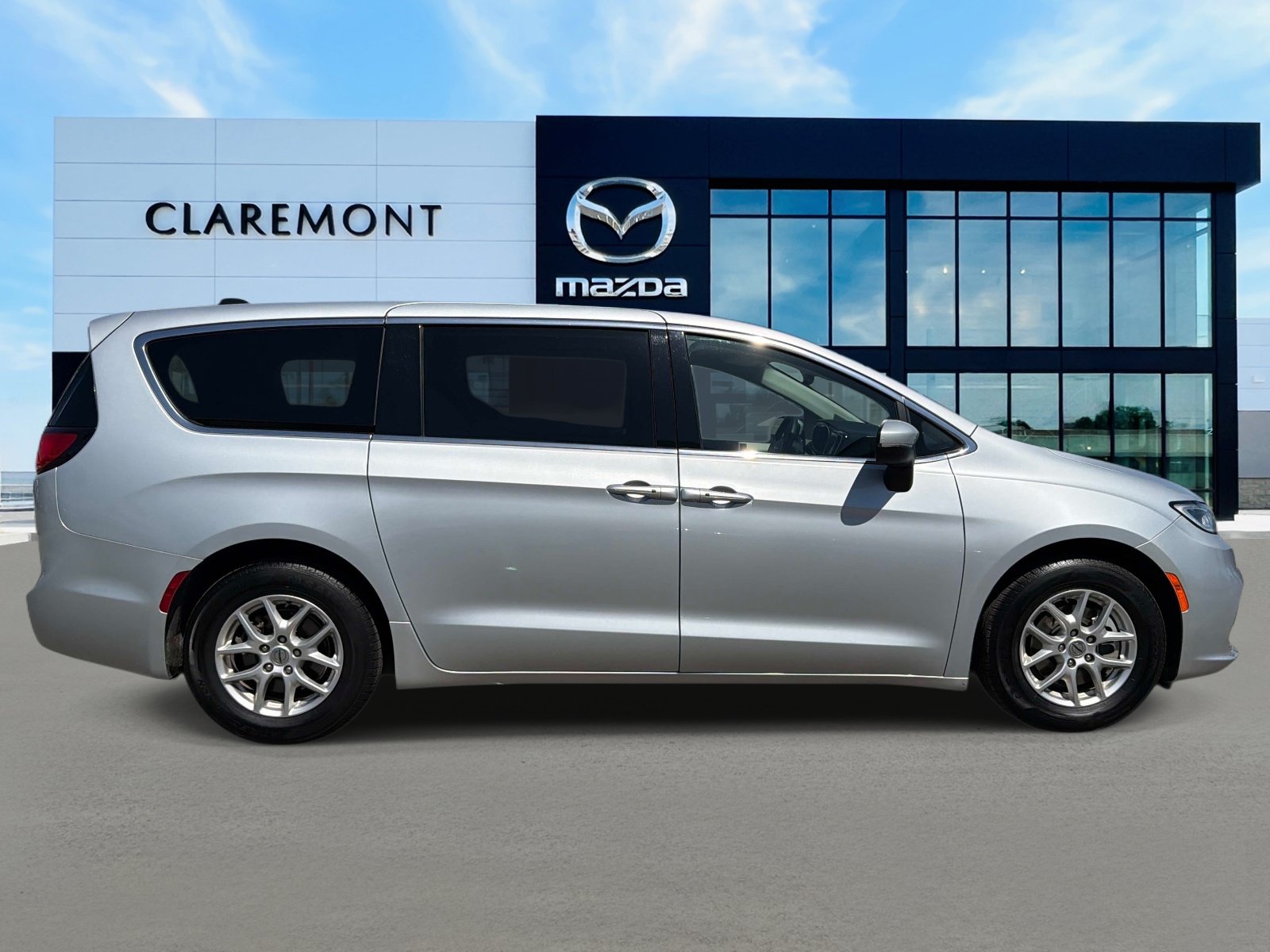 Used 2023 Chrysler Pacifica Touring-L FWD image 4