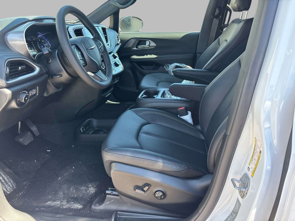New 2026 Chrysler Pacifica Select AWD/4WD image 4