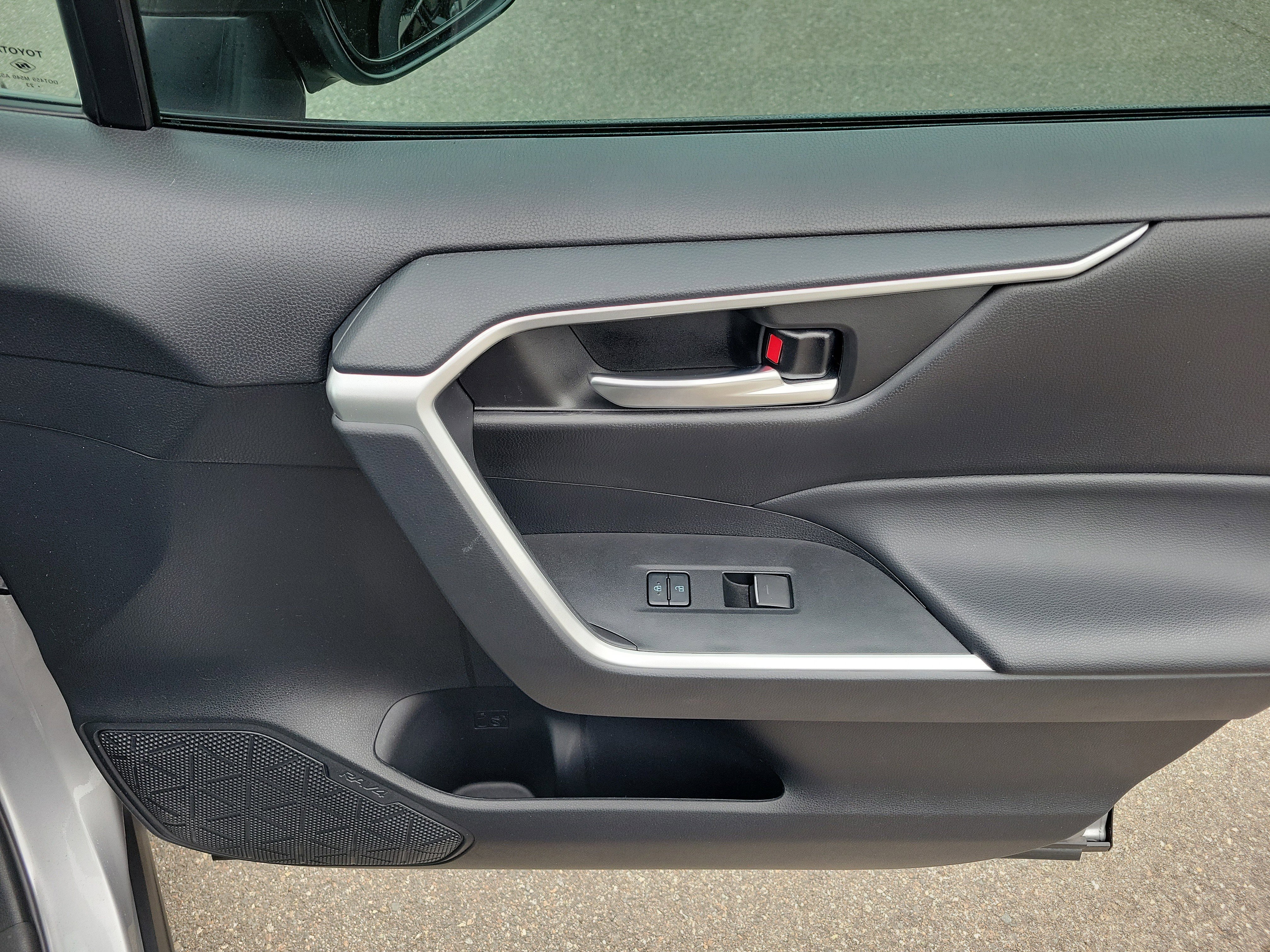 Used 2023 Toyota RAV4 SE image 10