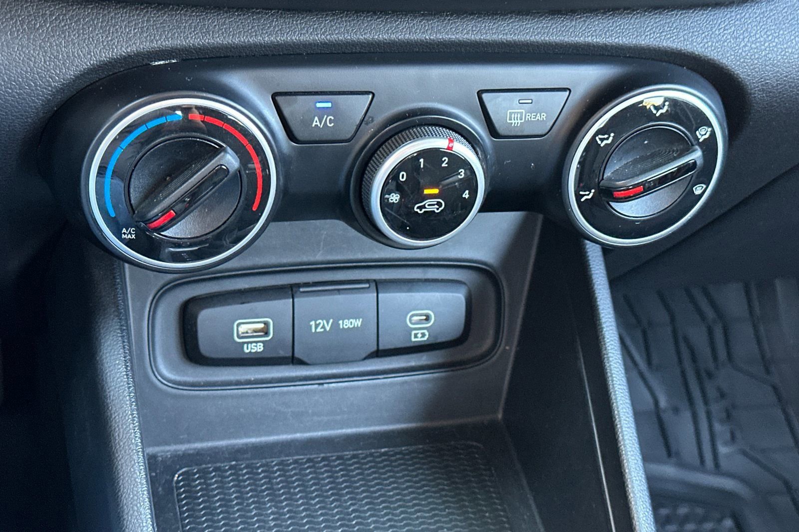 Used 2024 Hyundai Venue SE image 20