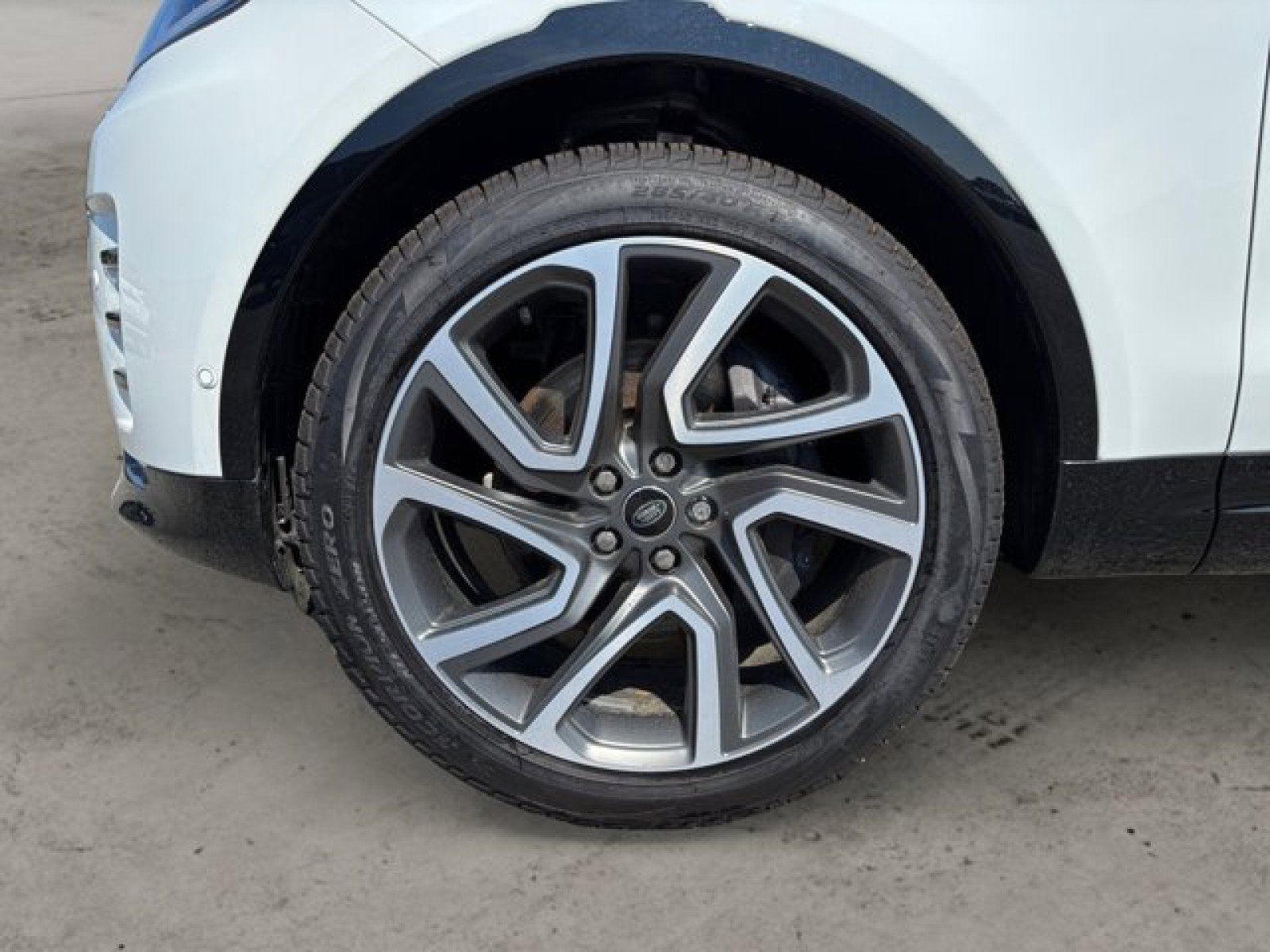 New 2025 Land Rover Discovery Dynamic SE image 9