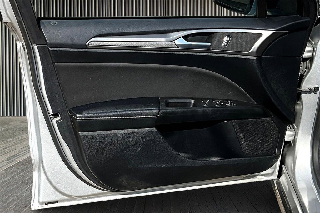 Used 2018 Ford Fusion SE image 23