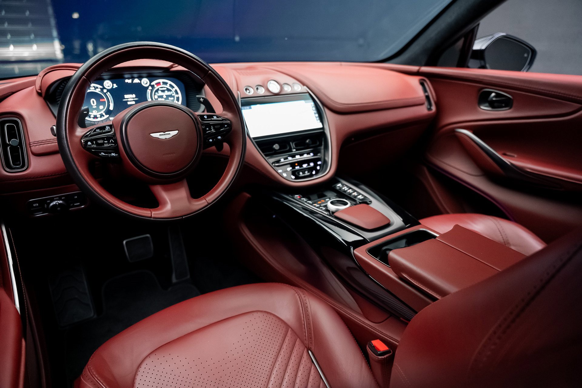 Used 2021 Aston Martin DBX image 2