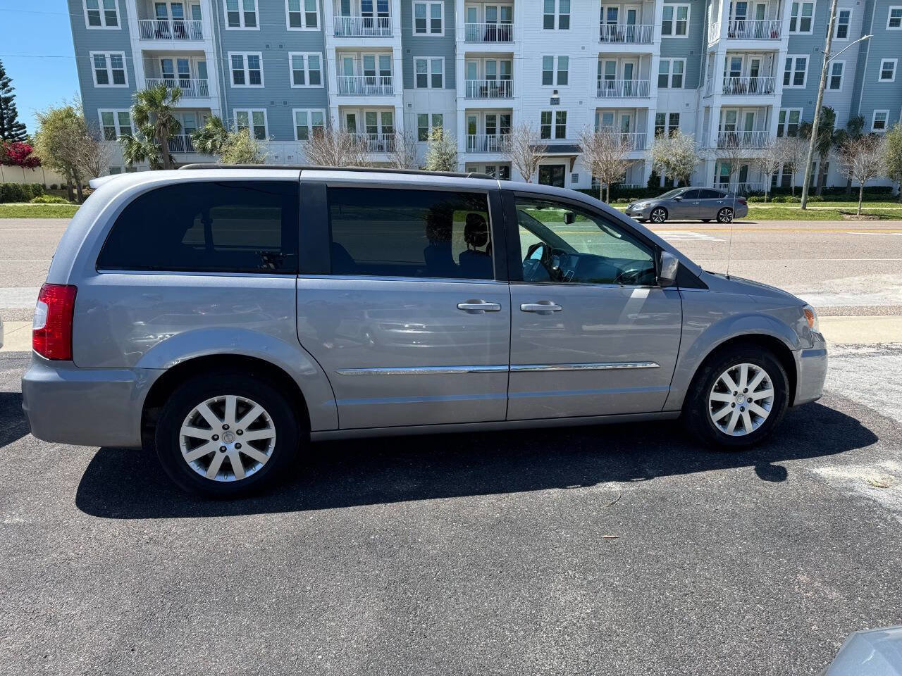 Used 2016 Chrysler Town & Country Touring image 9