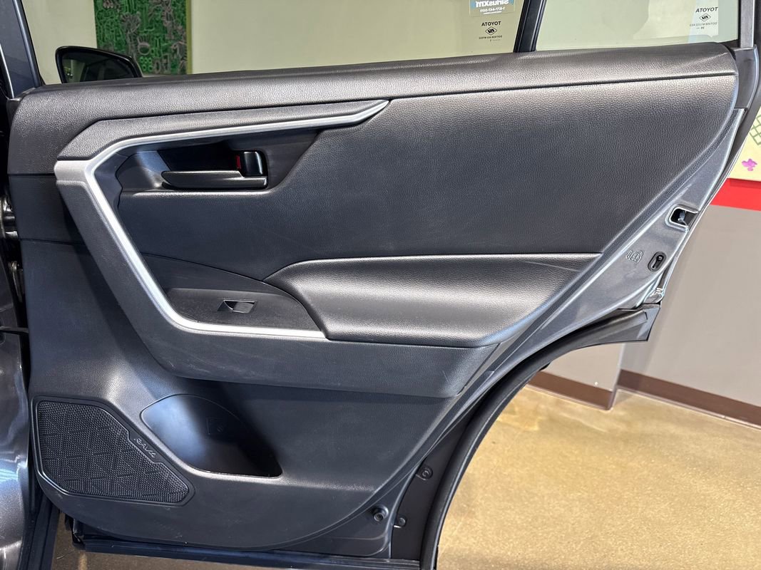 Used 2021 Toyota RAV4 LE AWD/4WD image 94