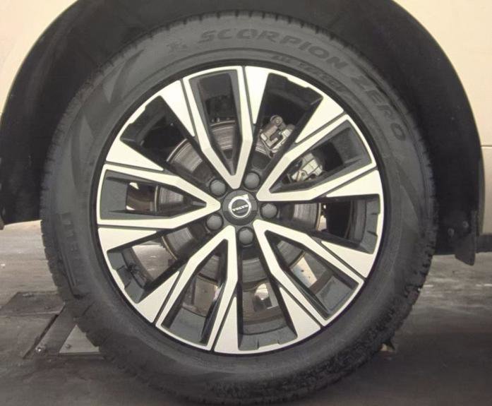 Used 2025 Volvo XC60 B5 Plus image 9