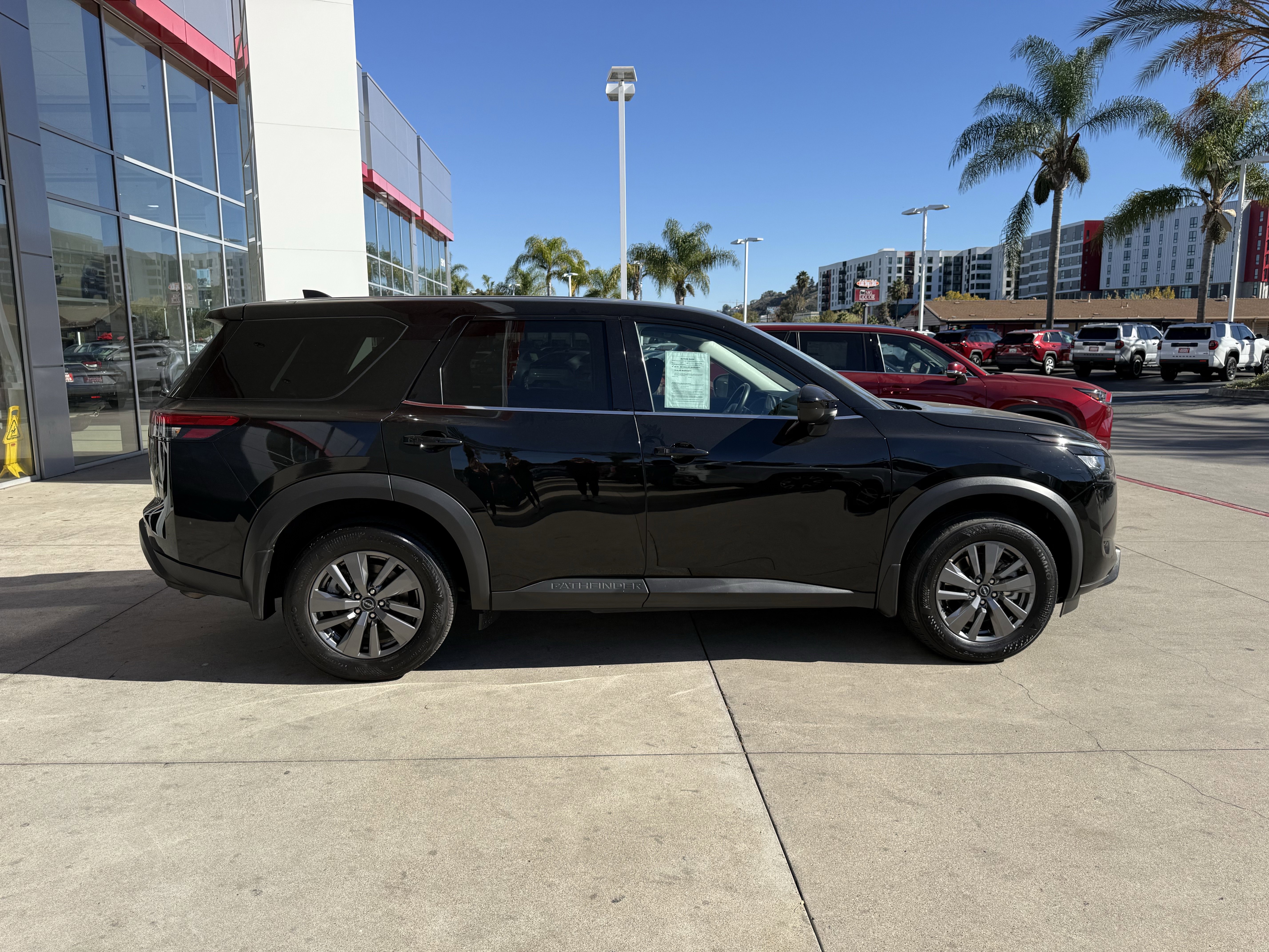 Used 2024 Nissan Pathfinder S image 28