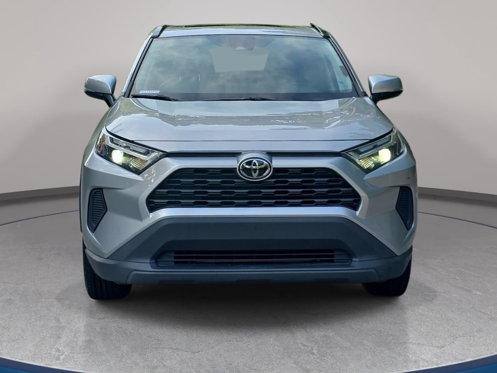 Used 2022 Toyota RAV4 XLE w/ Convenience Package FWD image 2