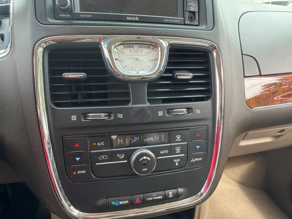 Used 2014 Chrysler Town & Country Touring FWD image 23