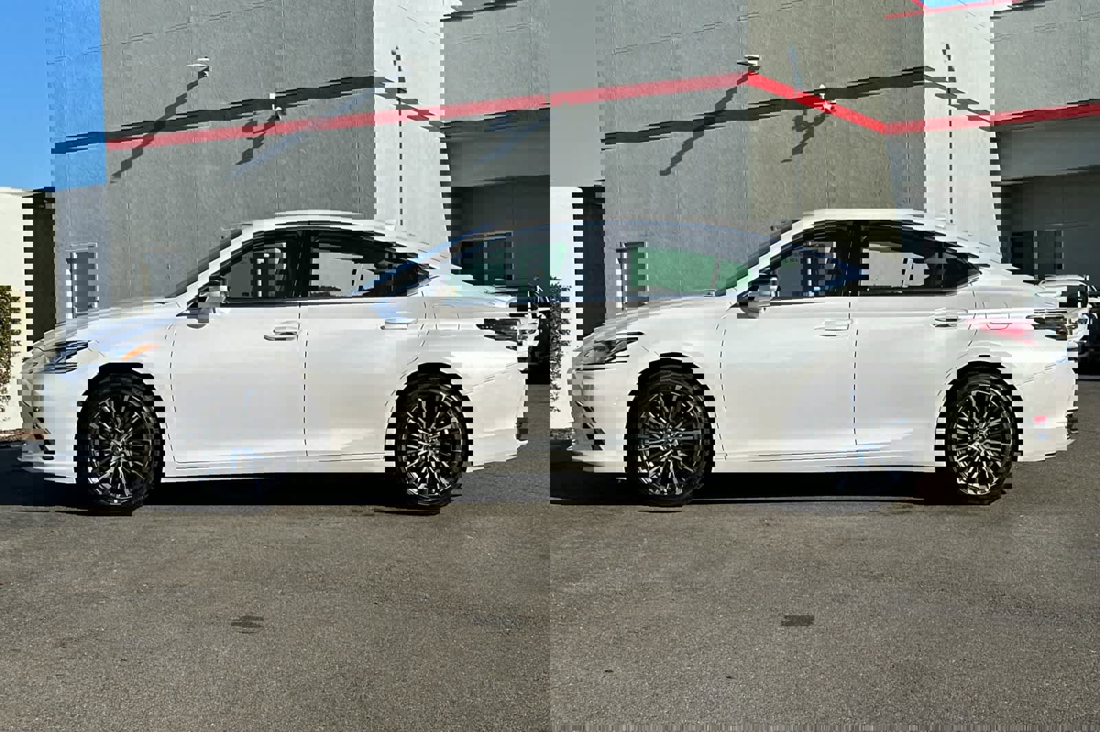 Used 2023 Lexus ES 300h w/ Premium Package image 9