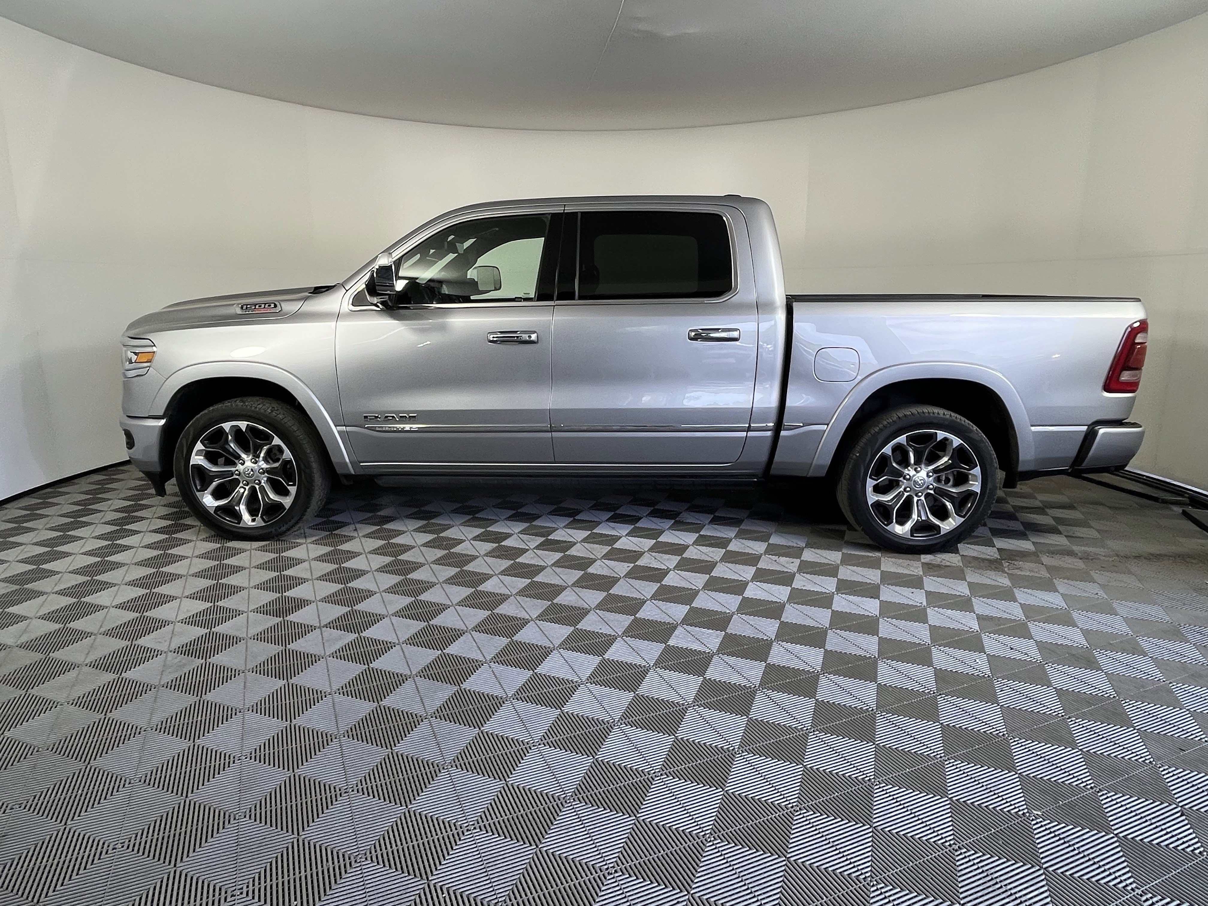 Used 2022 RAM 1500 Limited AWD/4WD image 2