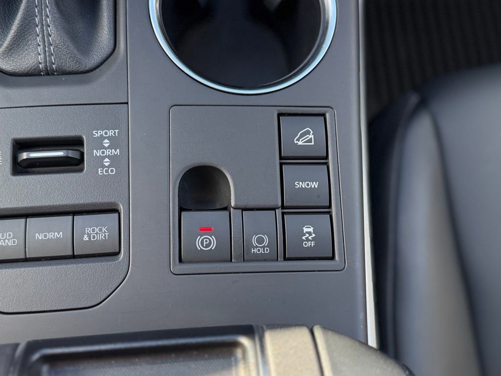Certified 2024 Toyota Highlander XLE image 25