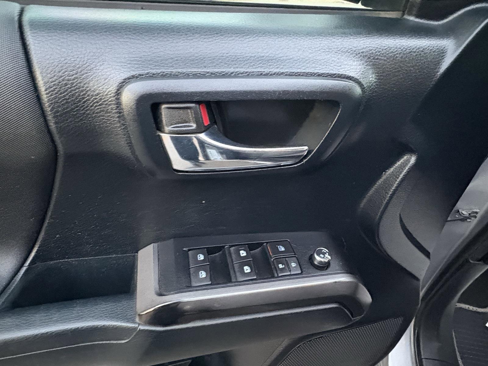 Used 2016 Toyota Tacoma TRD Sport image 18