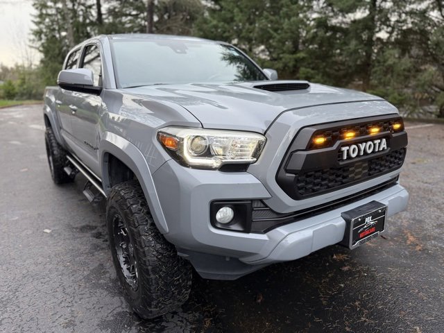 Used 2018 Toyota Tacoma TRD Sport image 3