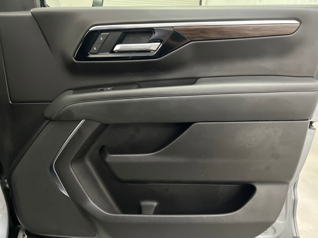 Used 2025 Chevrolet Suburban Z71 AWD/4WD image 25