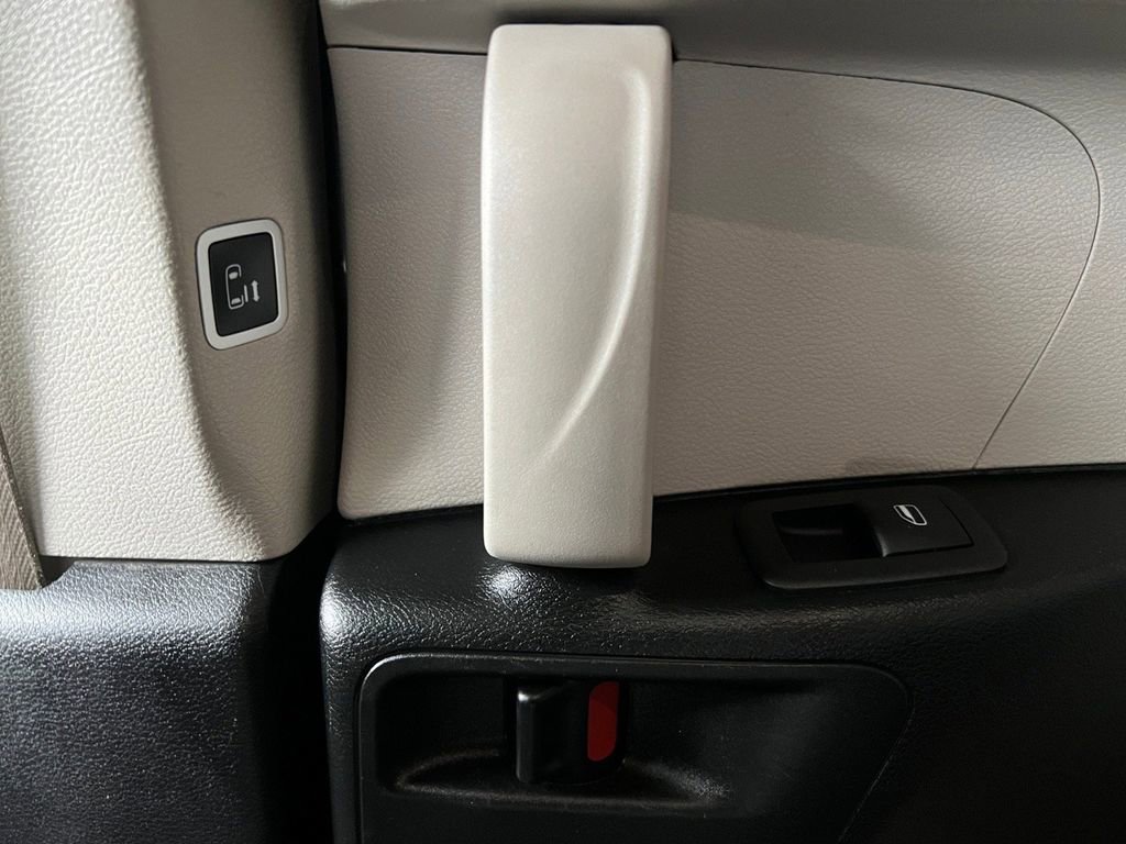 Used 2024 Chrysler Pacifica Select FWD image 18