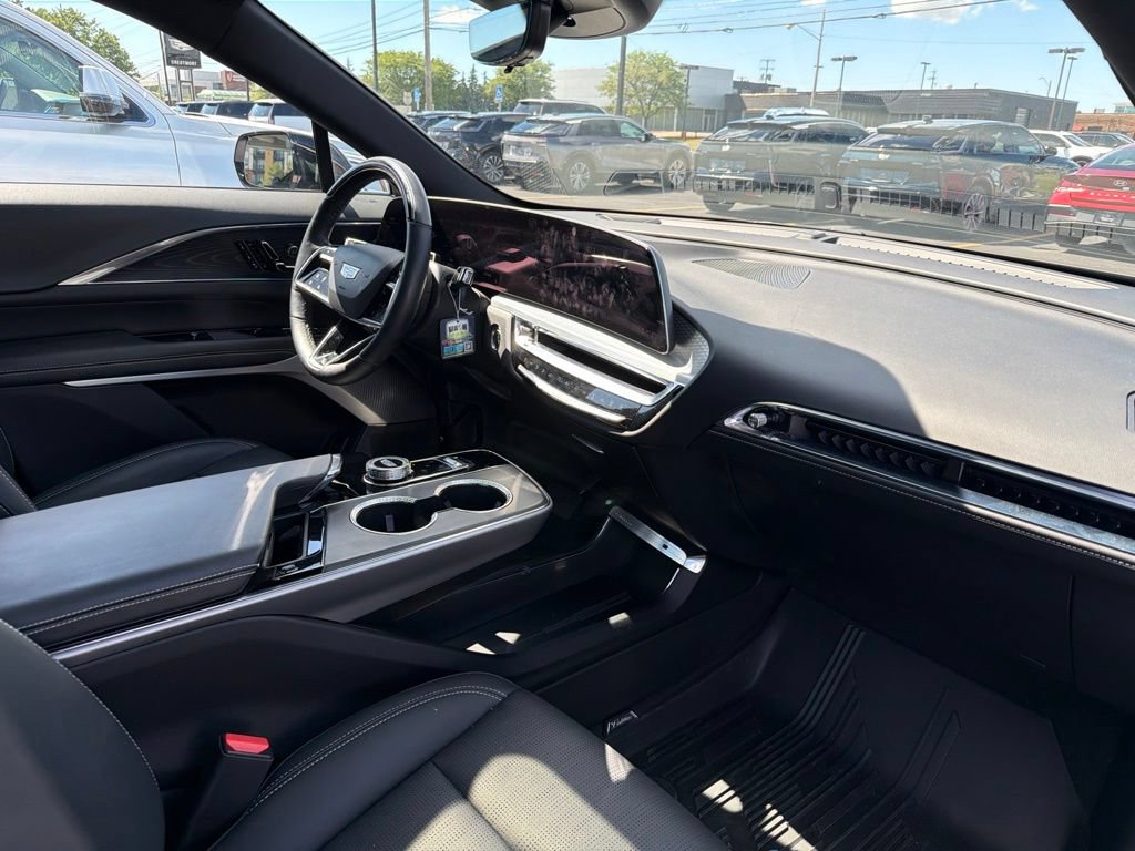 Certified 2024 Cadillac Lyriq Luxury AWD/4WD image 23