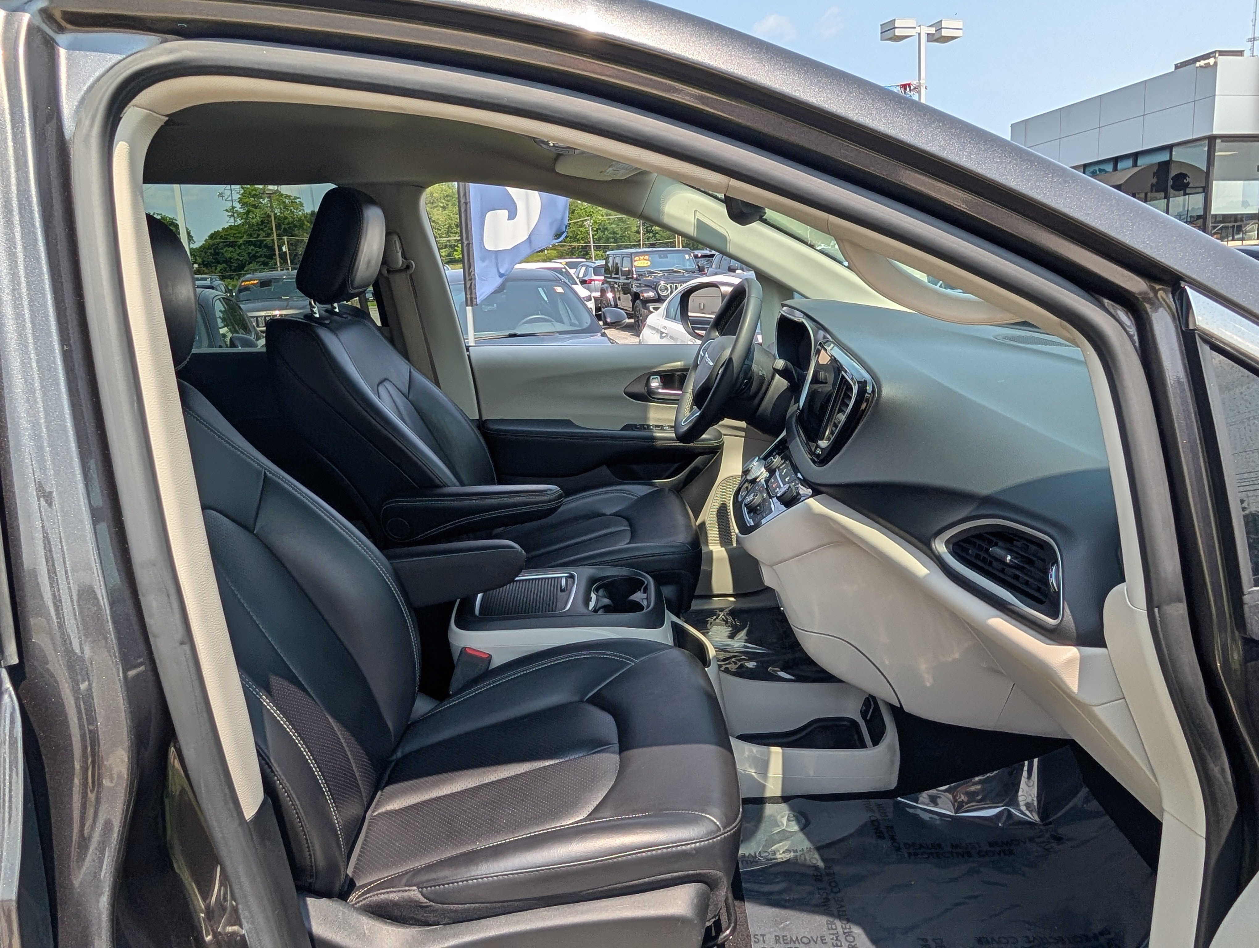 Used 2023 Chrysler Pacifica Touring-L FWD image 10