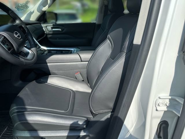 Used 2025 Nissan Armada SV AWD/4WD image 13