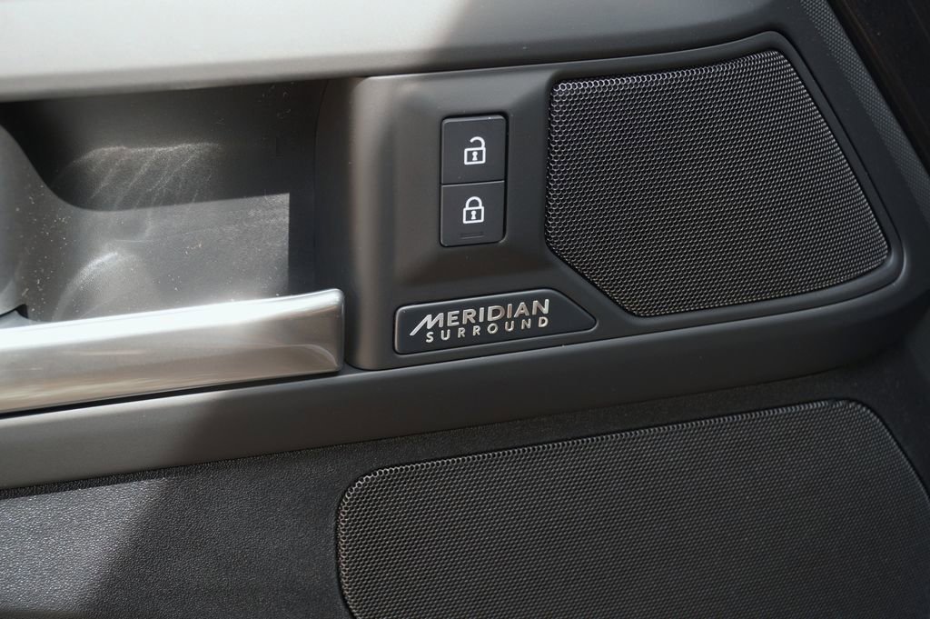 New 2026 Land Rover Defender 130 X-Dynamic SE image 12