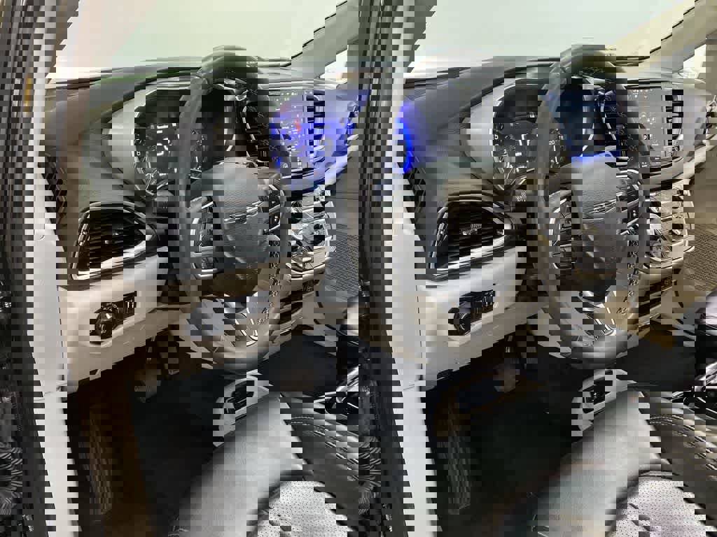 Used 2023 Chrysler Pacifica Touring-L image 2