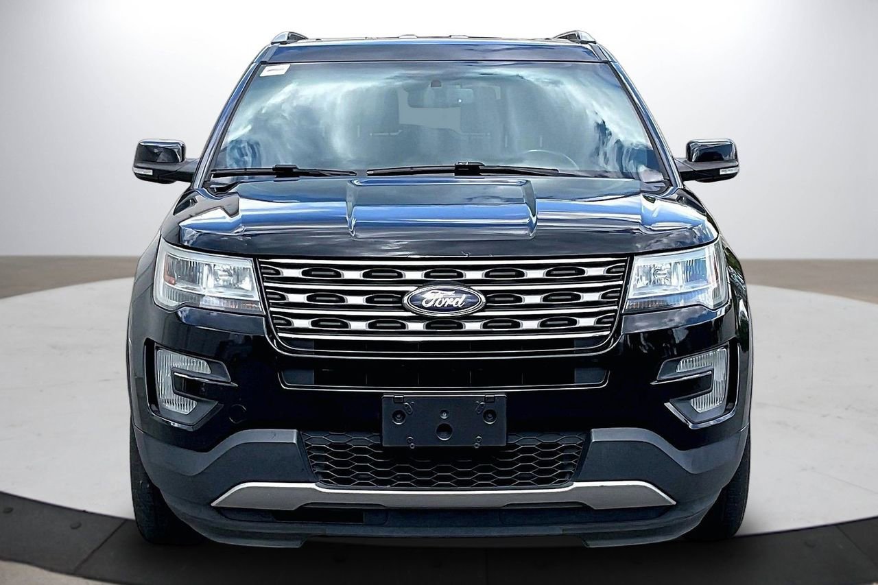 Used 2016 Ford Explorer XLT w/ Equipment Group 201A image 3