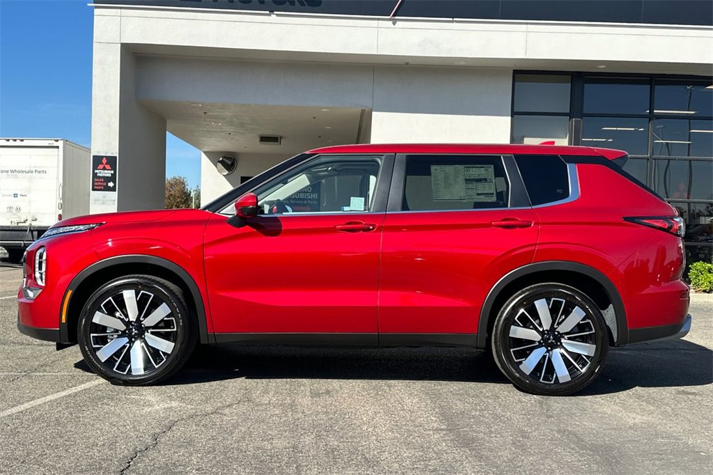 New 2025 Mitsubishi Outlander SE image 8