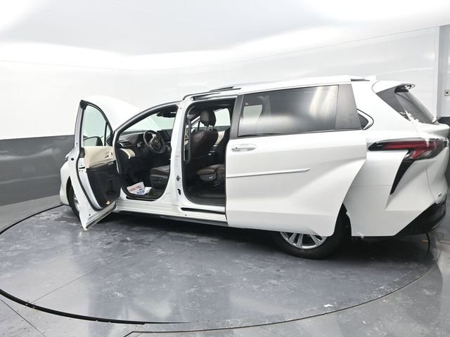 Used 2024 Toyota Sienna Platinum image 37
