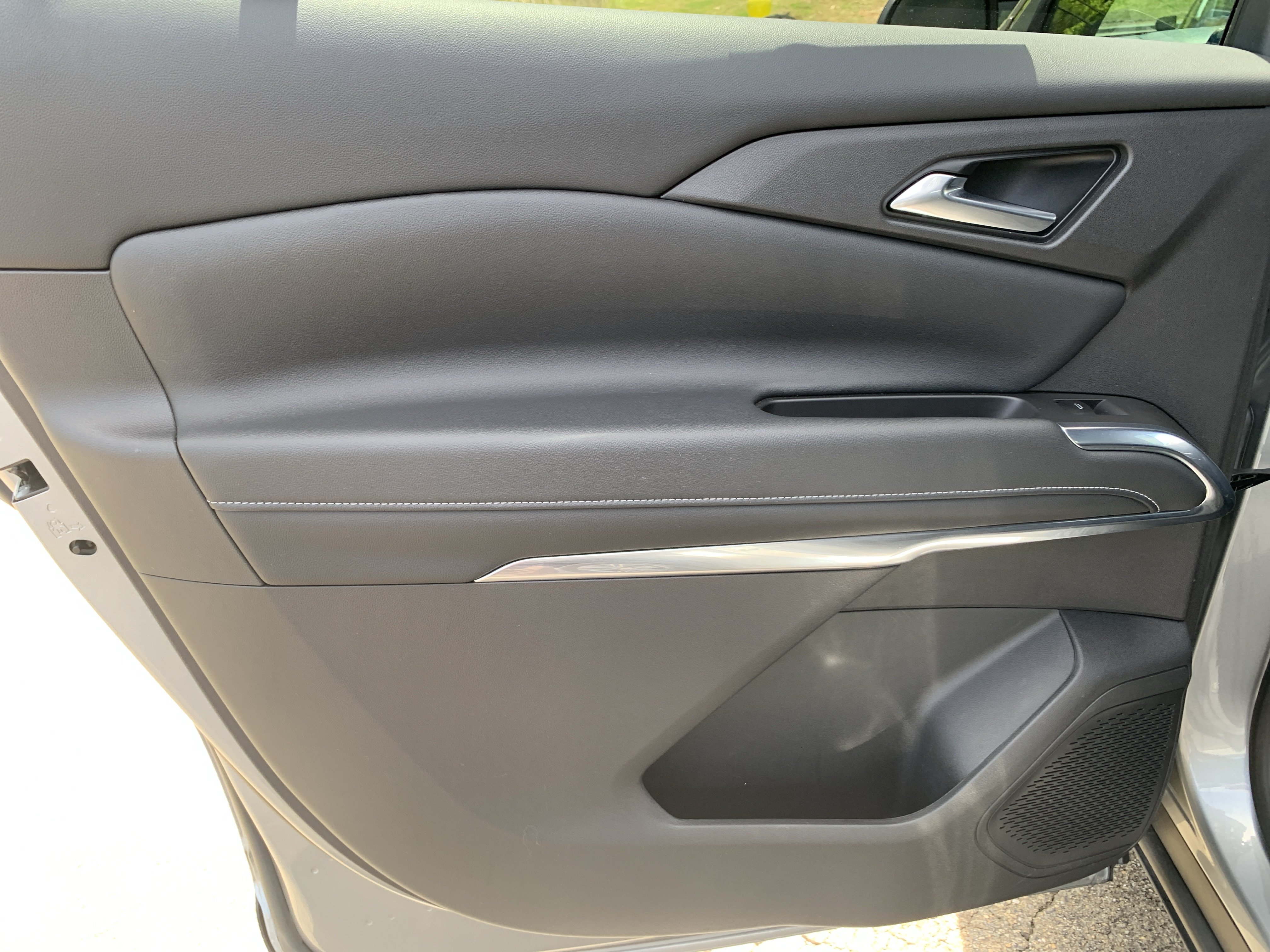 Used 2025 Chevrolet Traverse LT FWD image 42