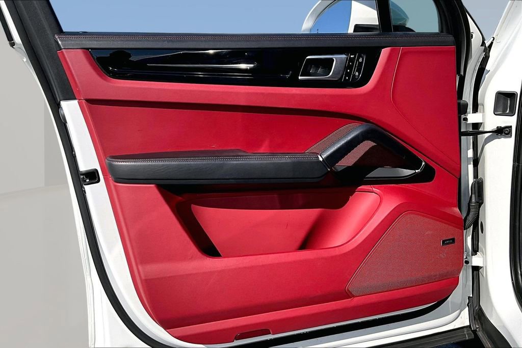 Used 2022 Porsche Cayenne image 18