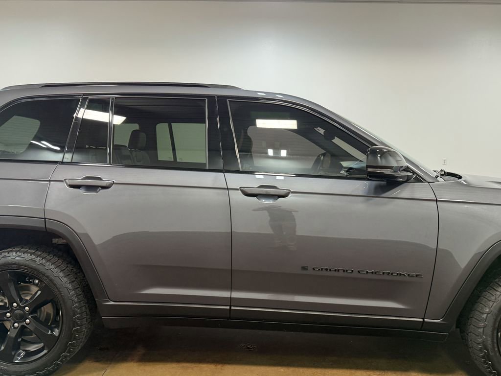 Used 2022 Jeep Grand Cherokee Altitude AWD/4WD image 32